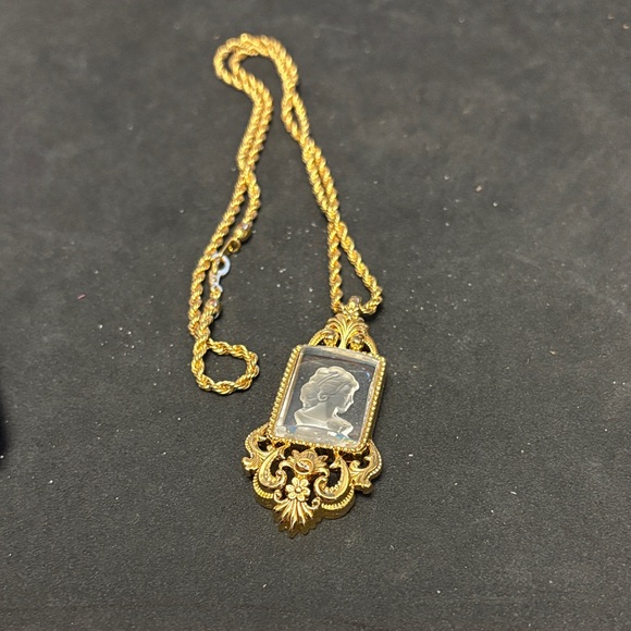 Elegant Gold Colour Signed Edger Berebi Cameo Pendant Necklace (Rare And Unique) - Picture 10 of 13